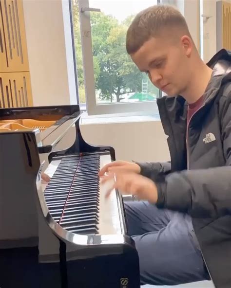 Levi Schechtmann: el pianista que convierte lo clásico en viral